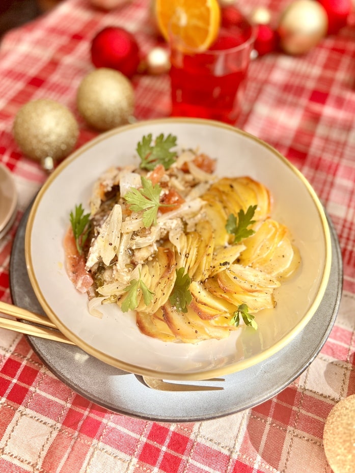 Reineta al horno con papas en láminas a las finas hierbas