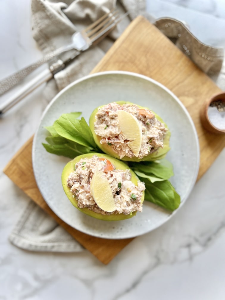 Palta rellena con pasta de jurel y nueces