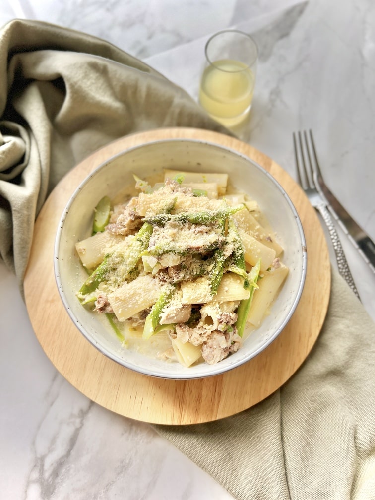 Pasta cremosa de jurel con espárragos y limón