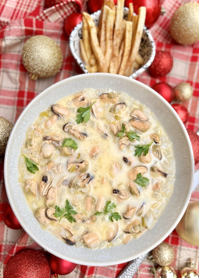 Sopa de choritos en vino blanco