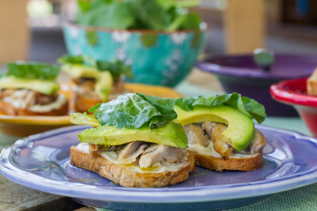 Crostinis de Jurel con palta y rúcula