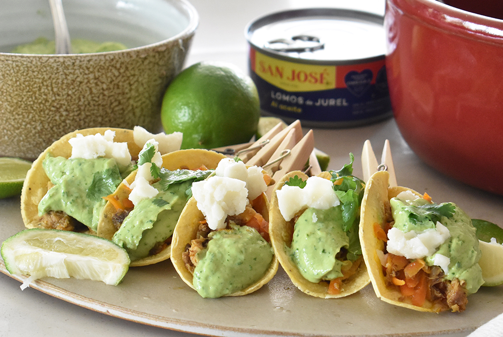 Taquitos de jurel con crema de palta y ají